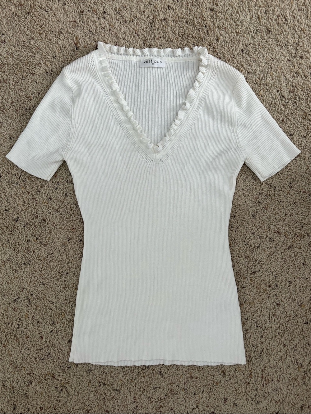 vestique White Ribbed V-Neck Short Sleeve Top with Ruffle Trim